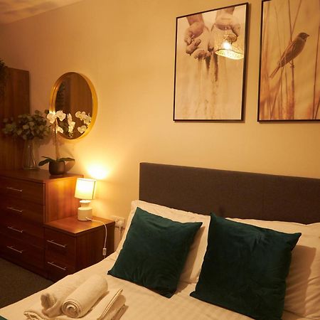 Deluxe And Cozy Two Bedroom With 1 Bathroom And Open Balcony Manchester Exterior photo