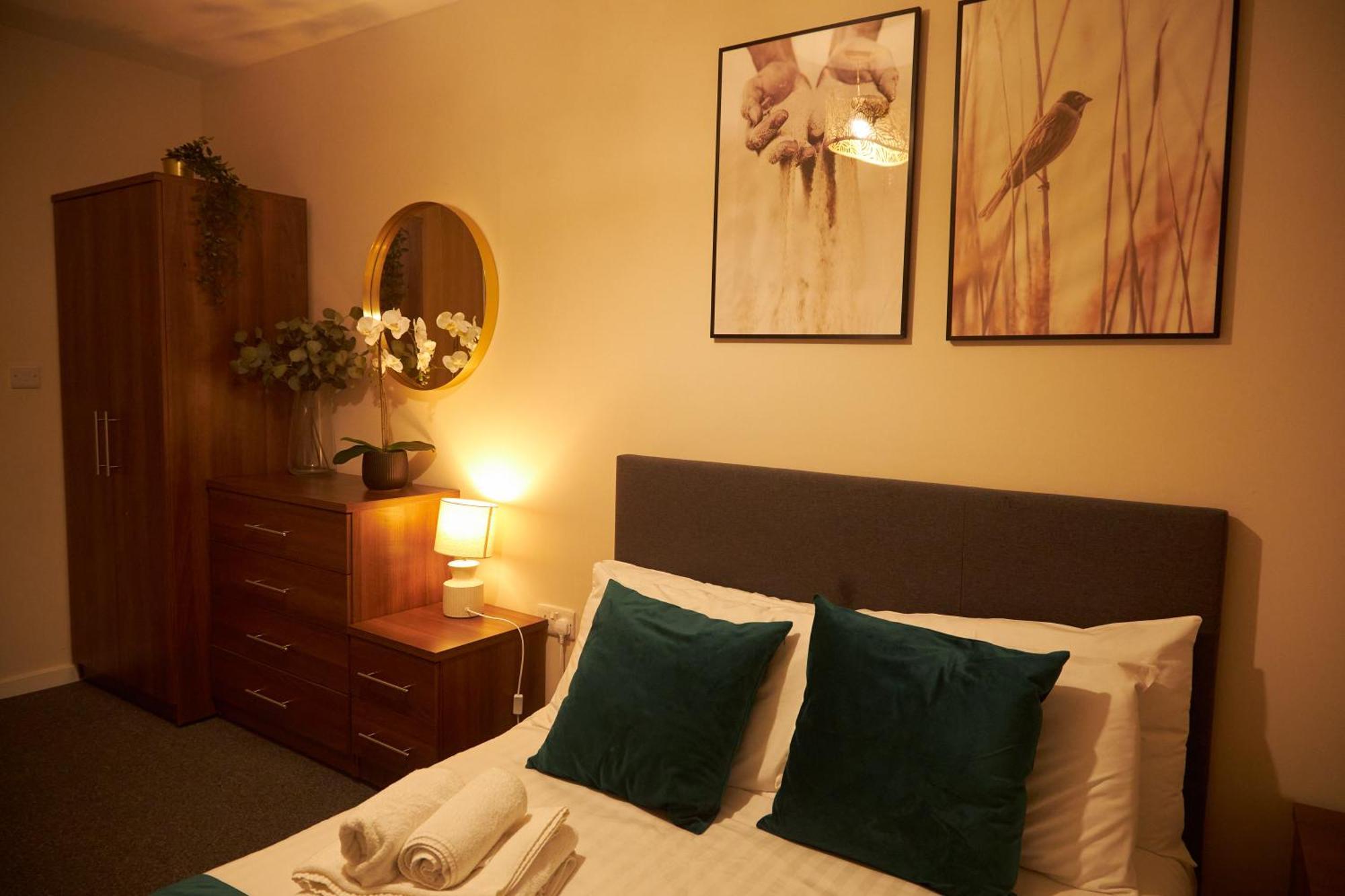 Deluxe And Cozy Two Bedroom With 1 Bathroom And Open Balcony Manchester Exterior photo