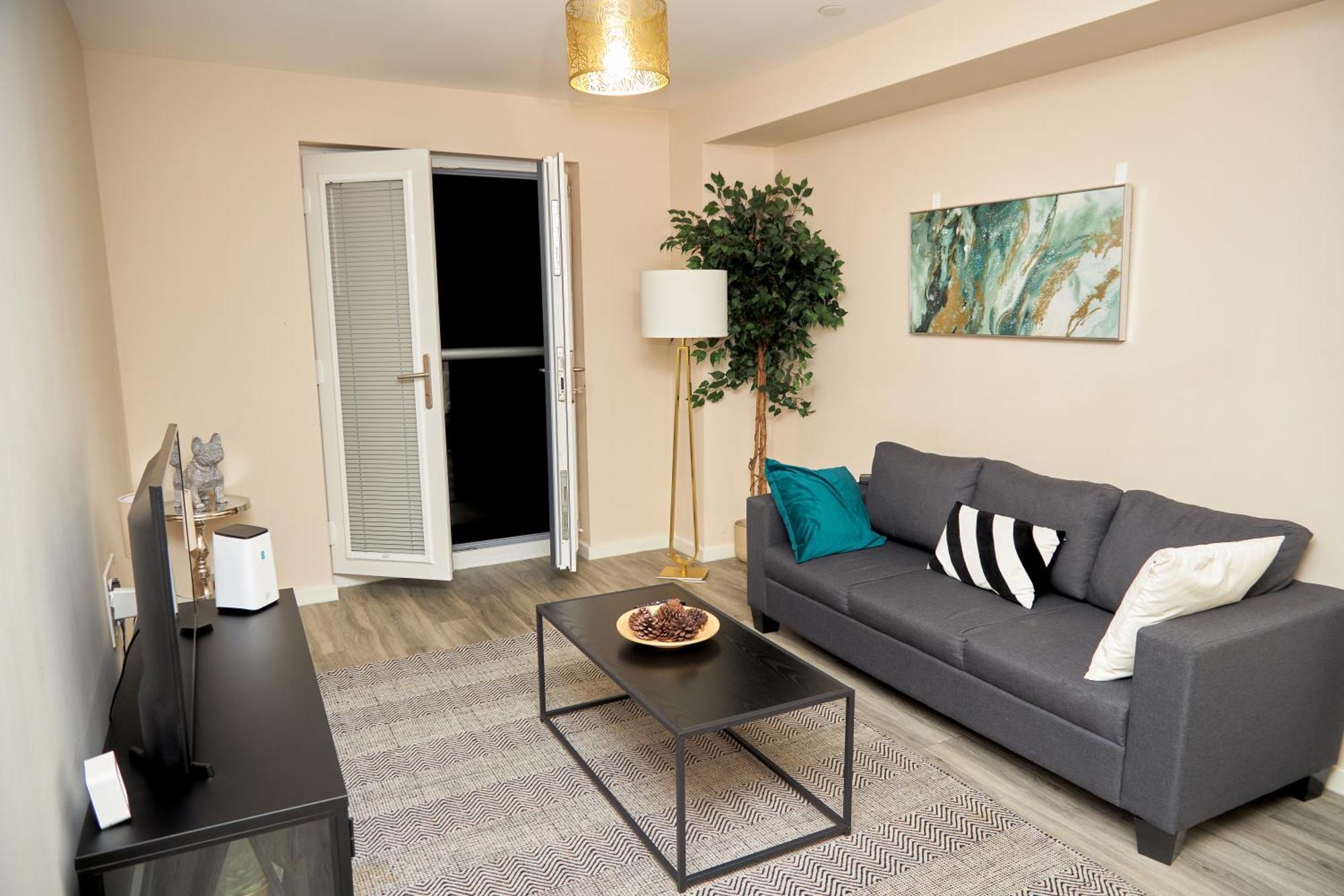 Deluxe And Cozy Two Bedroom With 1 Bathroom And Open Balcony Manchester Exterior photo